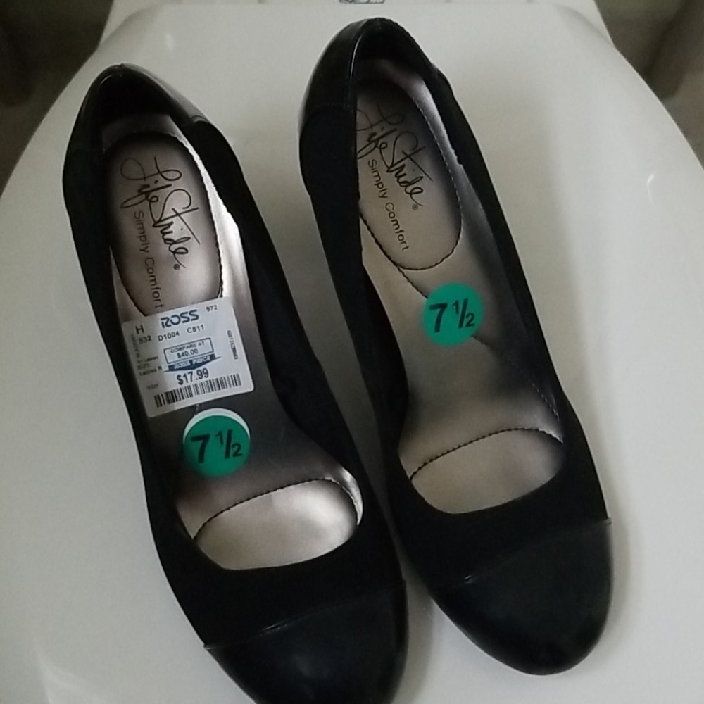 A great lower price - NWT Life Stride never worn still great dress shoe